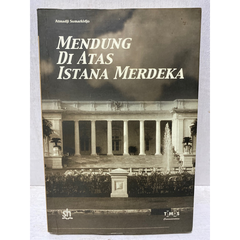 Buku Original MENDUNG DI ATAS ISTANA MERDEKA - ATMADJI SUMARKIDJO