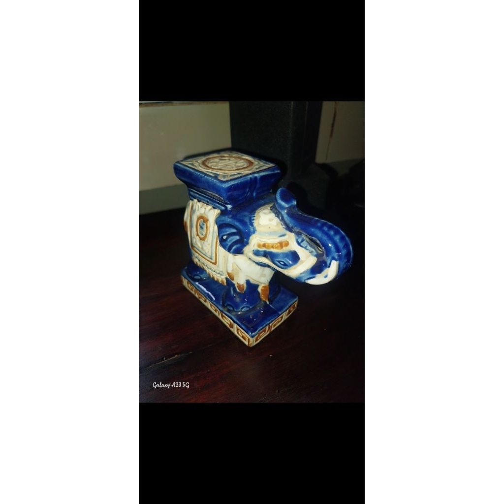 Patung keramik Gajah Biru Antik