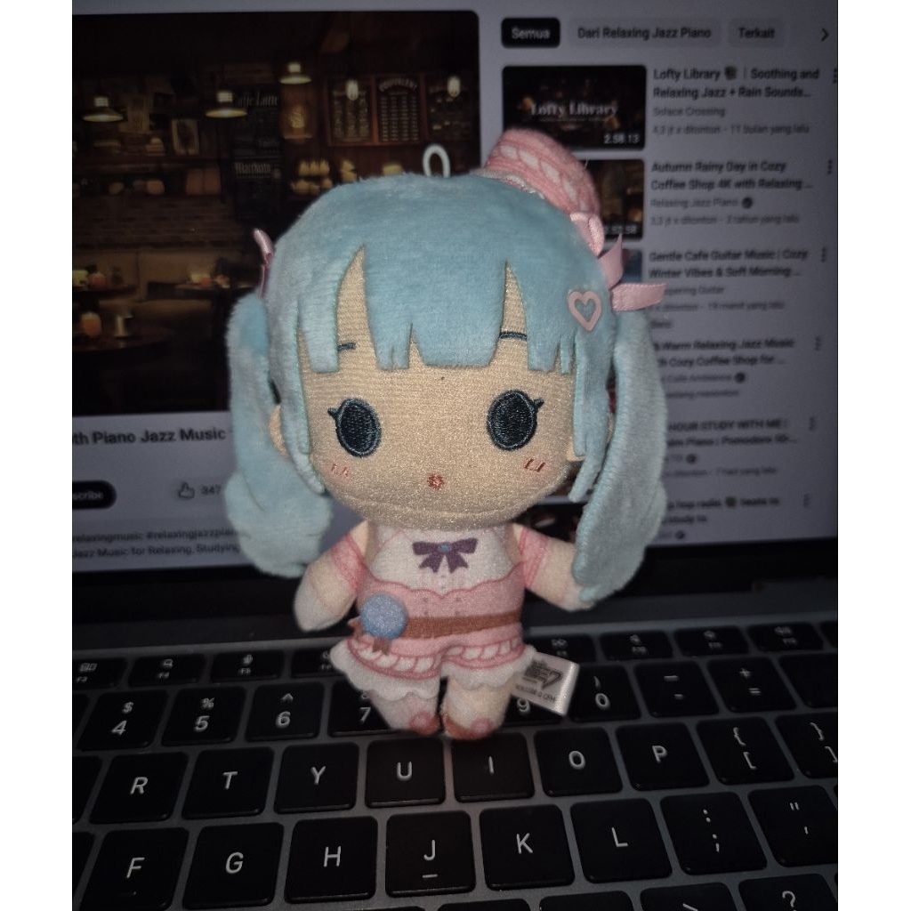 Official Hatsune miku plush macaroon vers. ichiban kuji