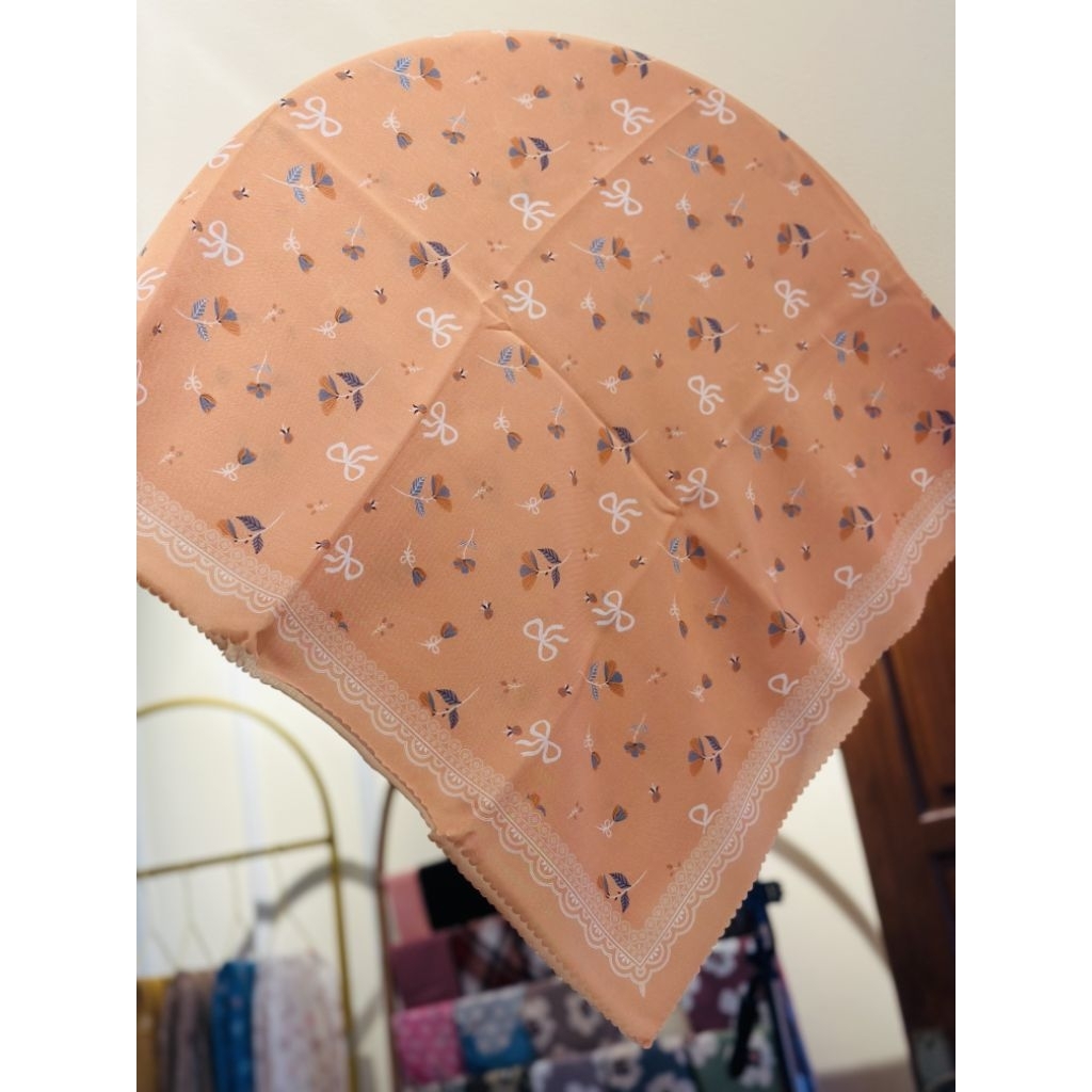 Hijab segiempat motif pita bunga kecil
