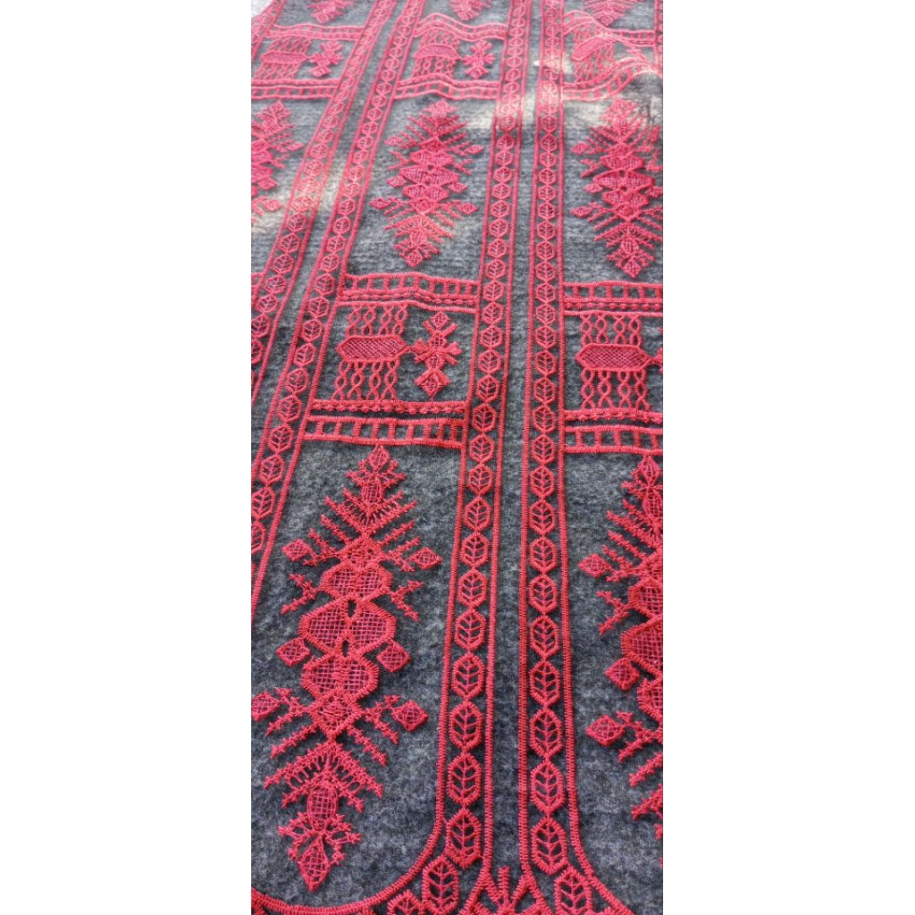 kain brokat motif Josephine merah maroon