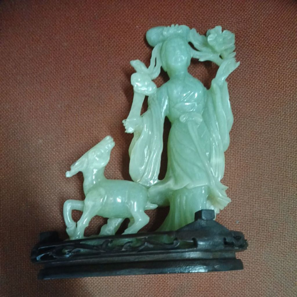 Hiasan meja dari batu Giok.