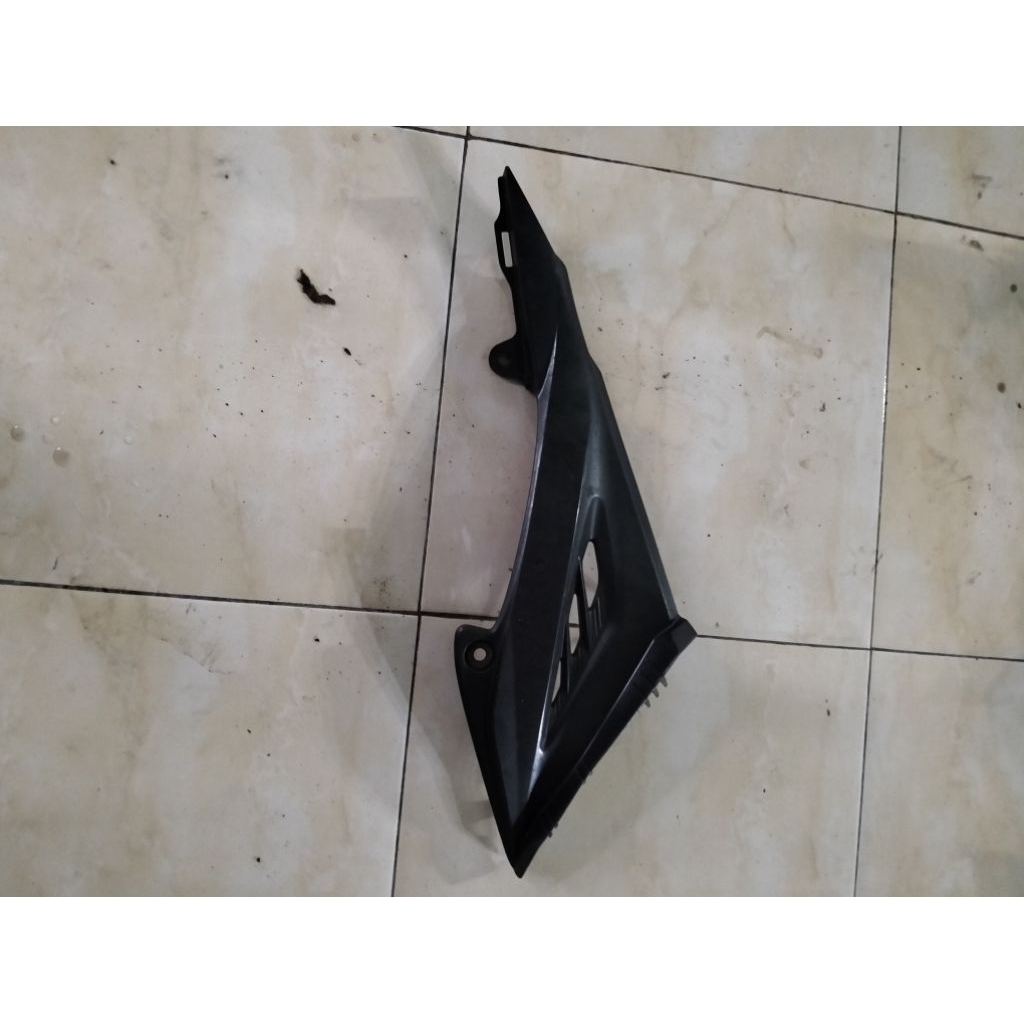 sayap body bawah Kawasaki edge grey sebelah