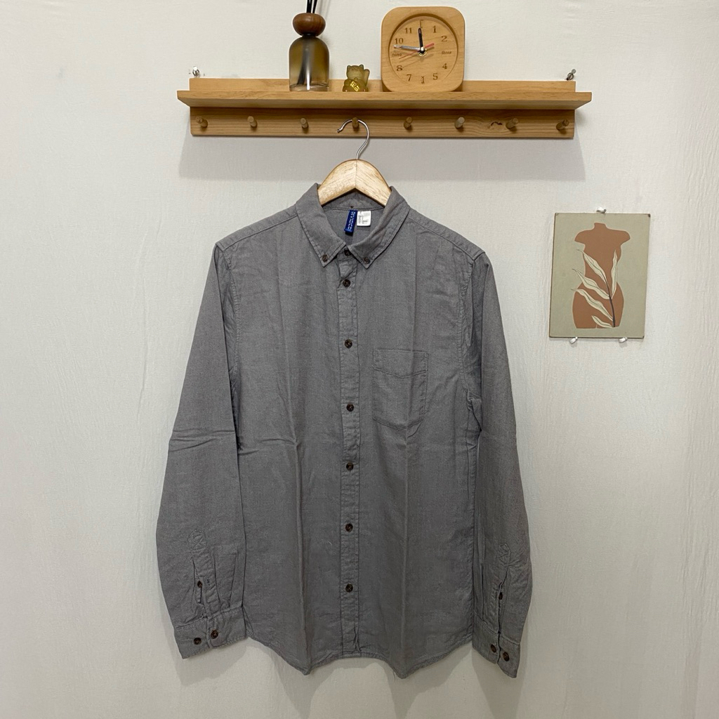 kemeja panjang pria Divided H N M original size Sbisa M kondisi bagus