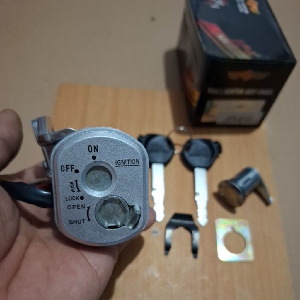 Kunci Kontak Assy + kunci Jok SUPRA X 125 Kunci Kontak Komplit Set+Jok  Supra x125 2006/2012