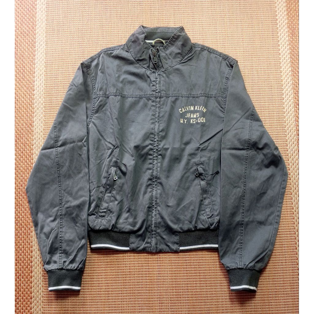 Jaket Calvin Klein  outdoor windbreaker bomber motoran abu-abu unisex