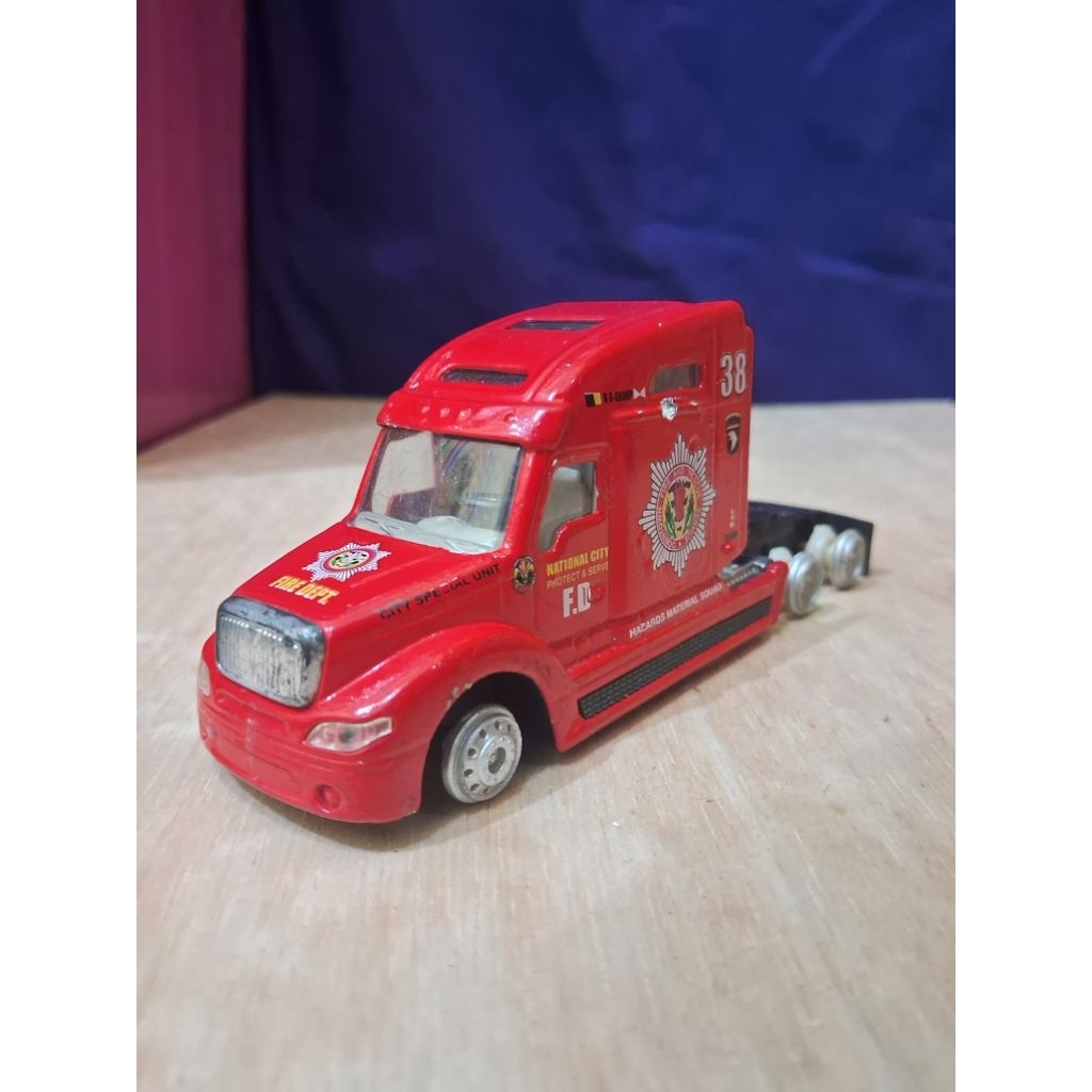 Diecast Truck Pro Engine Pioneer Model Freightliner Columbia Truck Merah Street Machine Mainan Junk 