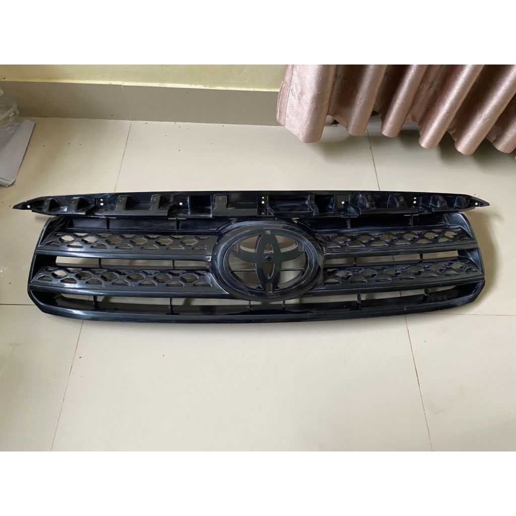 Grill gril lambang depan Toyota Fortuner 2009 2011 original