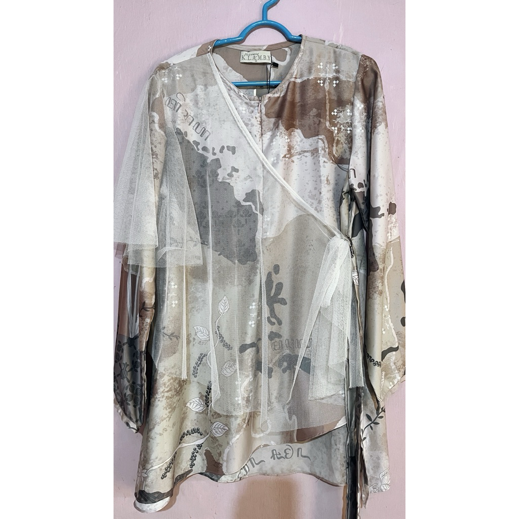 tunik wearing klamby