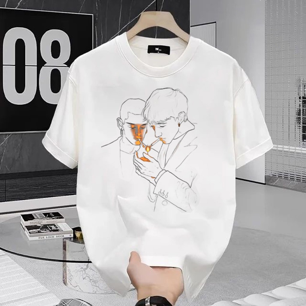 COD Kaos Distro Pria Motif Sketsa Dua Pria dengan Api Kontras Berwarna Putih