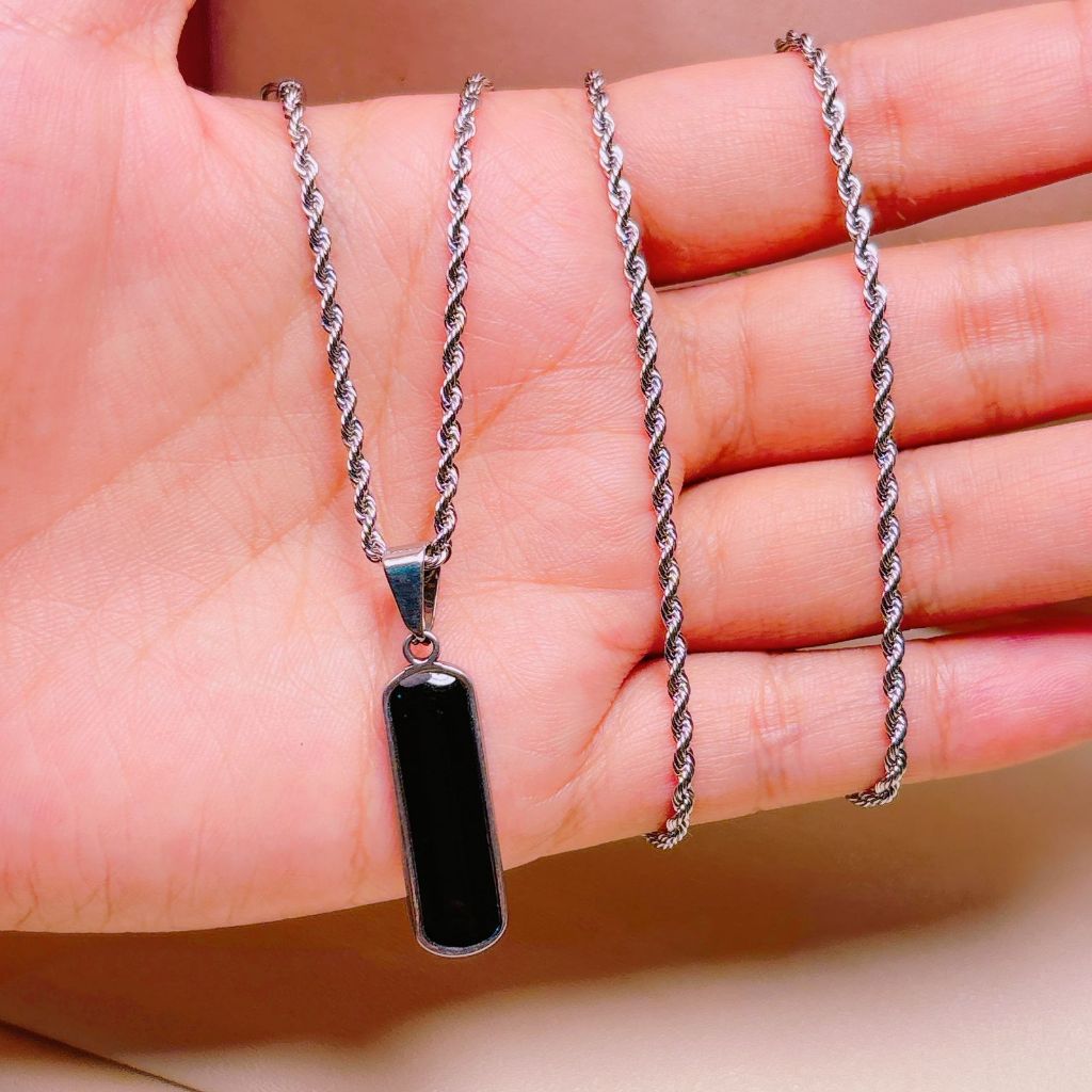 AURAVIBE Laki-laki liontin hitam kalung Sederhana Keren dan tampan  Perhiasan baja titanium