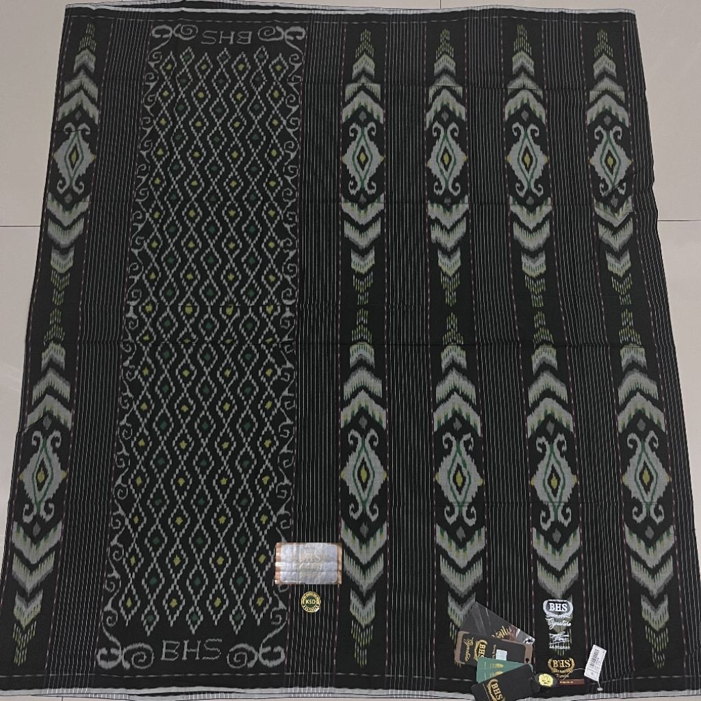 Sarung BHS Signature KSD Motif Kawung Warna Hitam Bahan Sutra Spunsilk Mercerized Jahit tengah