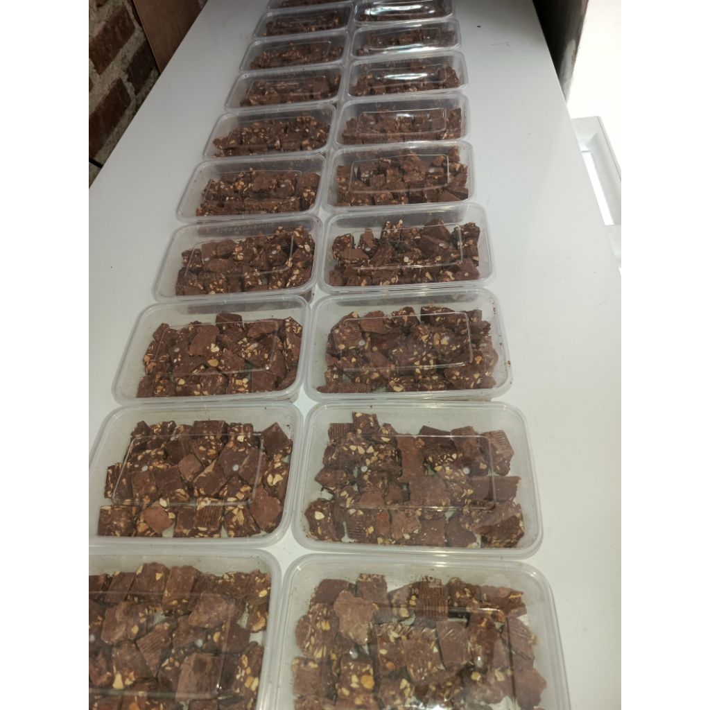 Moonieshopline Cokelat Patahan Sq Full Almond Isi 250Gr