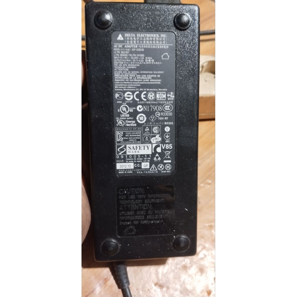 adaptor 19 v 6.32 a bekas berkualitas