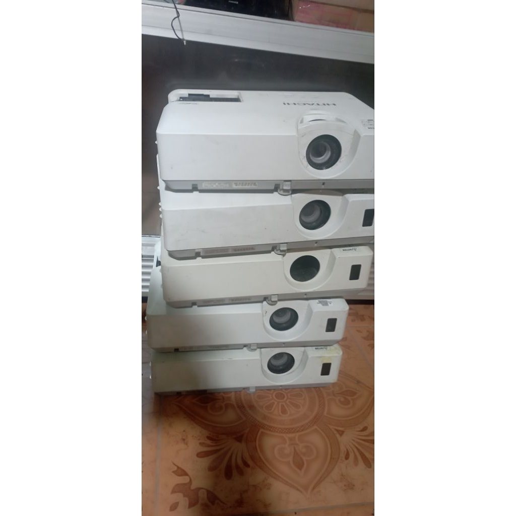 Proyektor Hitachi Minus