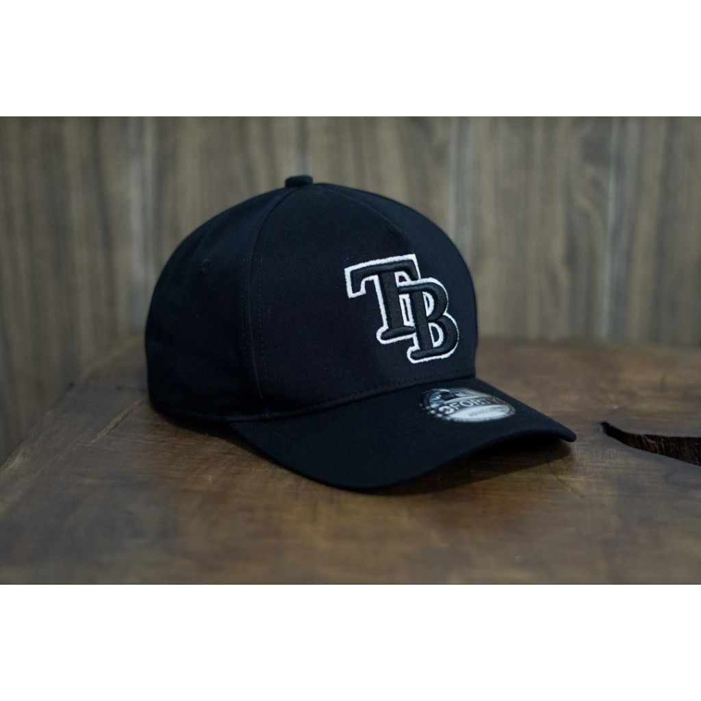 Topi new era logo TB
