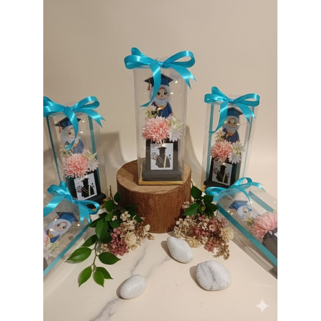 PROMO PIALA AKRILIK WISUDA LED / PLAKAT WISUDA AKRILIK / PIALA AKRILIK / BONEKA WISUDA AKRILIK