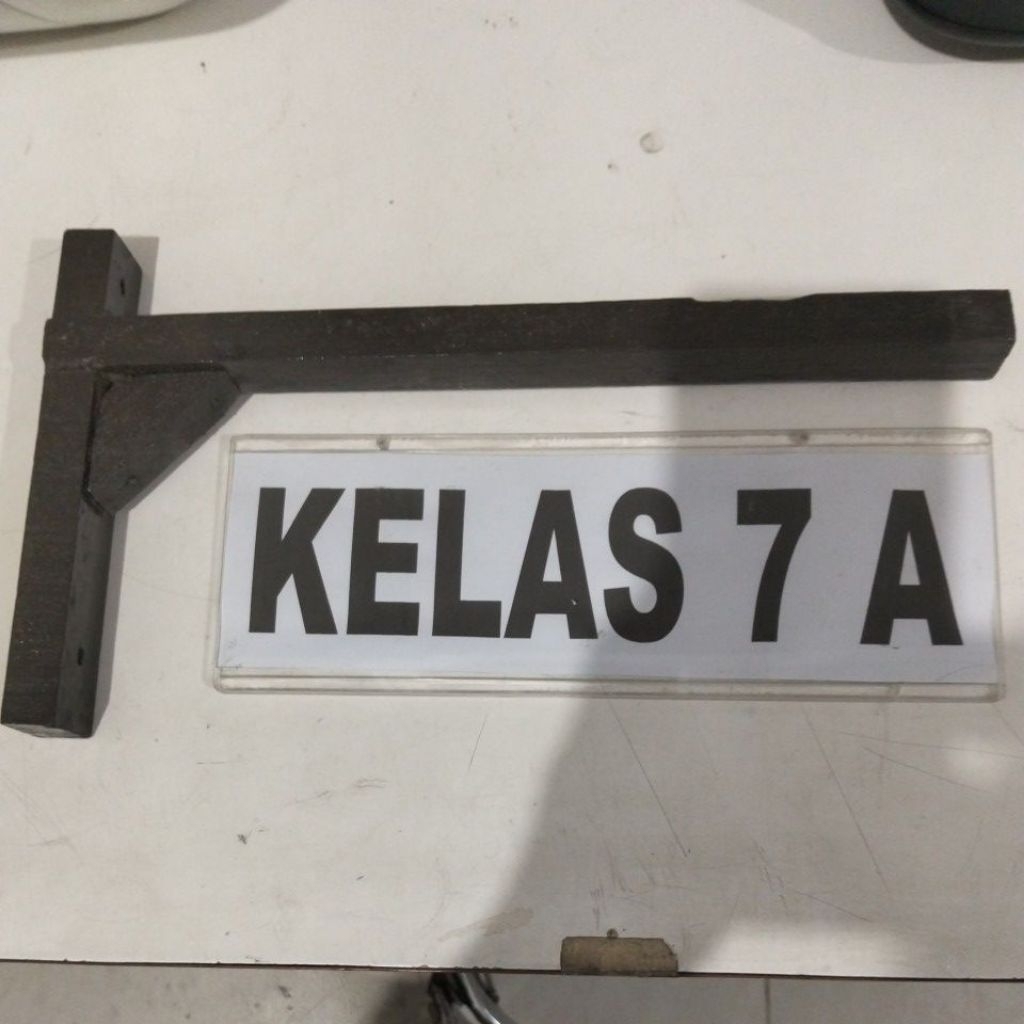 papan nama kelas akrilik