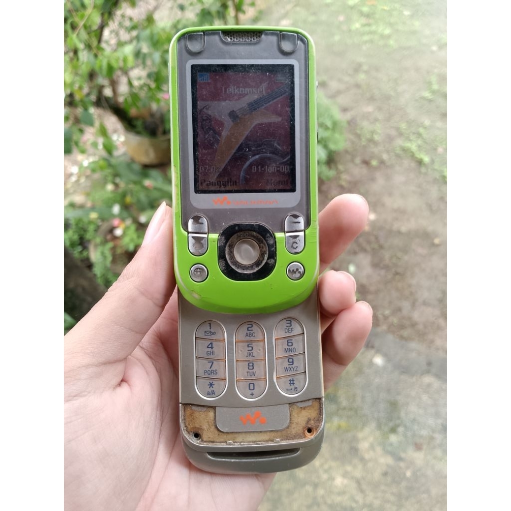 Sony Ericsson W550i baca deskripsi