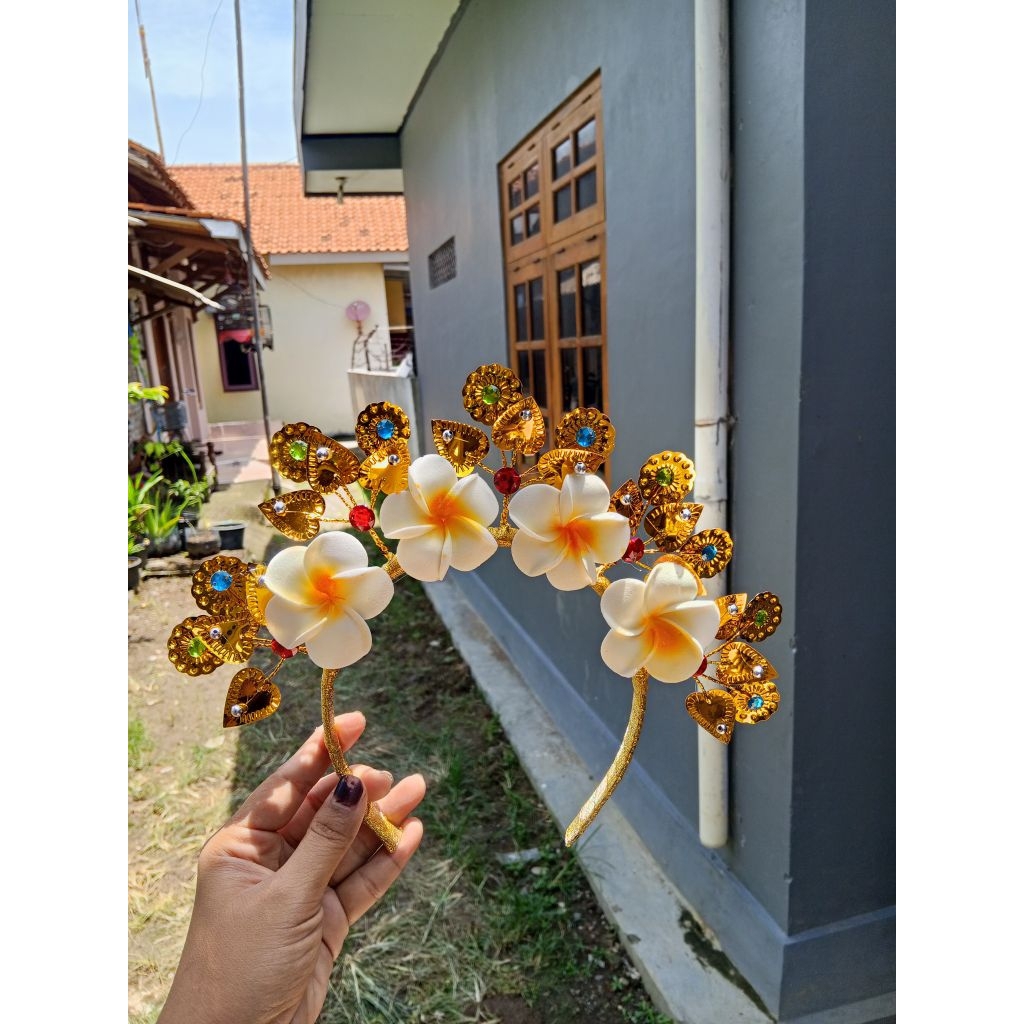 Bando Bunga Kamboja Putih