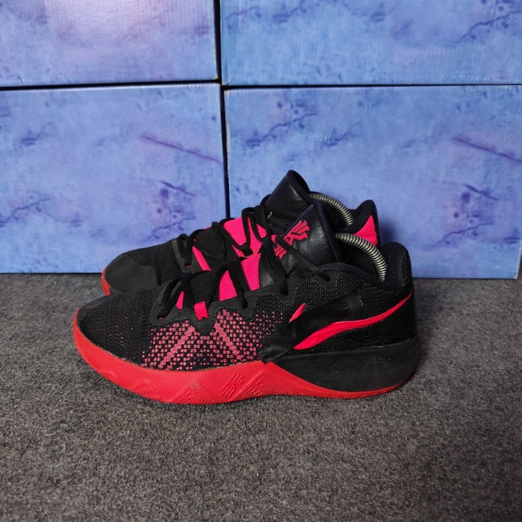 Sepatu Basket Kyrie Flytrap