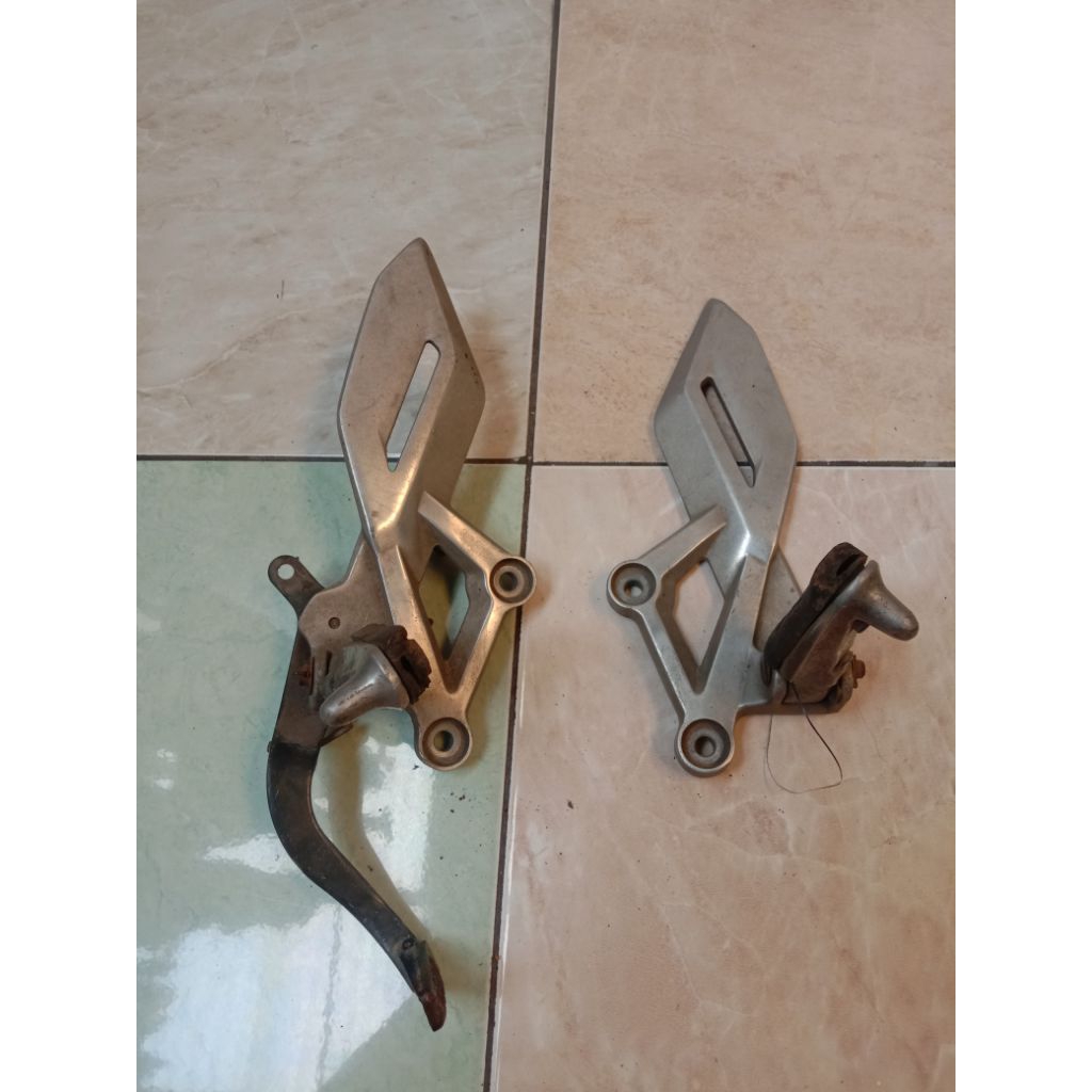 footstep depan CBR 150 CBU