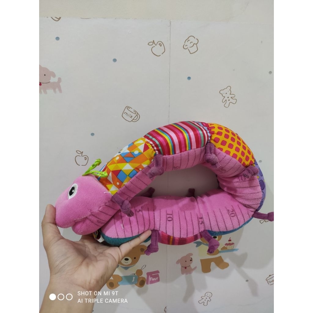 boneka ulat ukur tomy lamaze mainan bayi