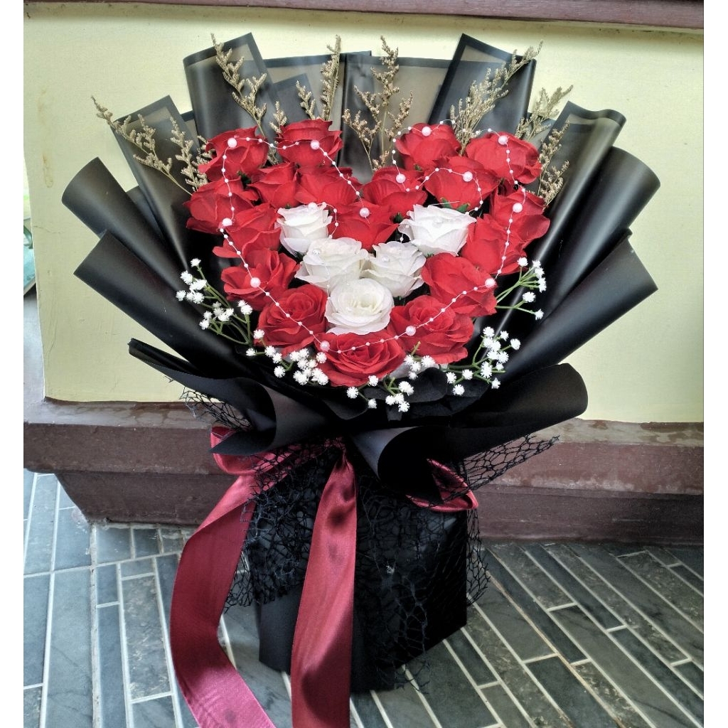 Buket Bunga XL LOVE Merah Hitam