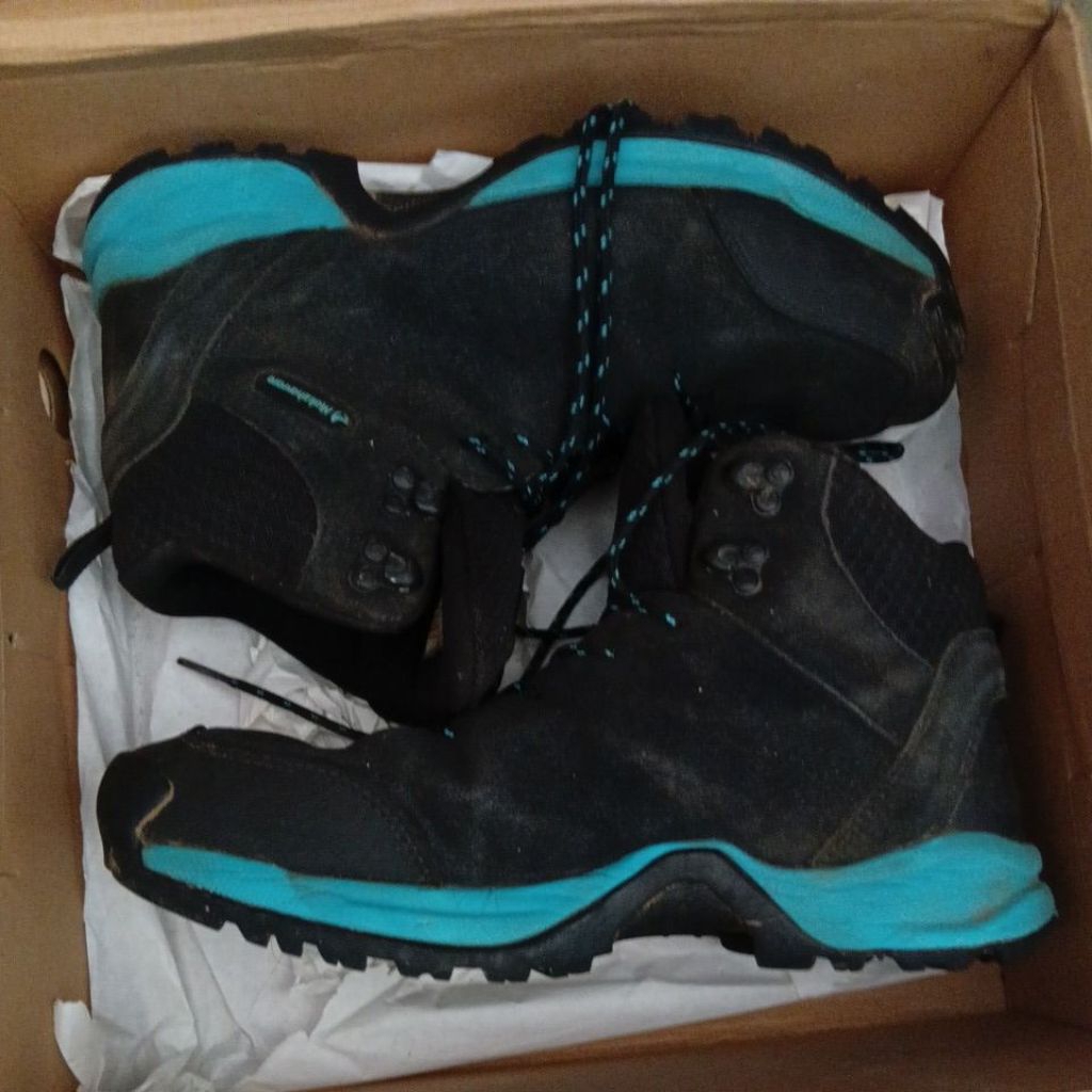 sepatu gunung quechua arei mokhzaware