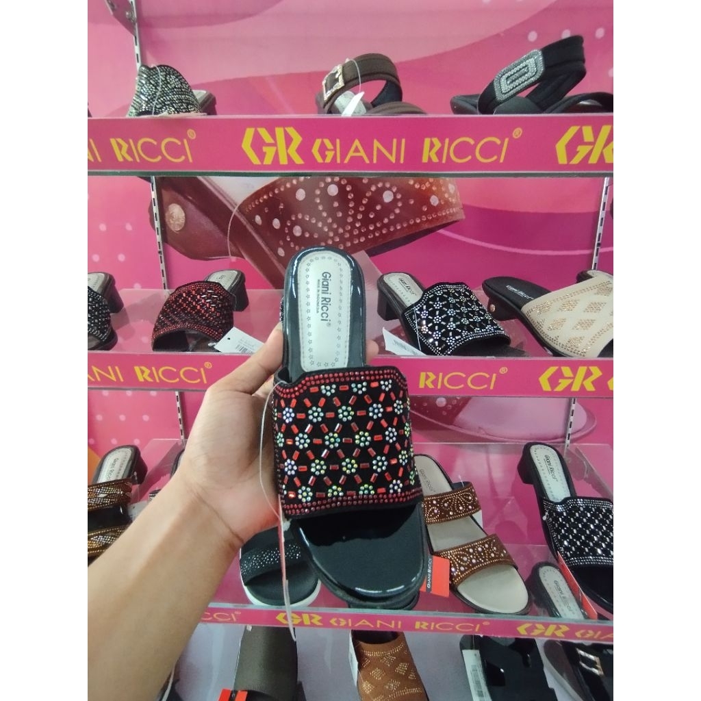 Giani Ricci wanita