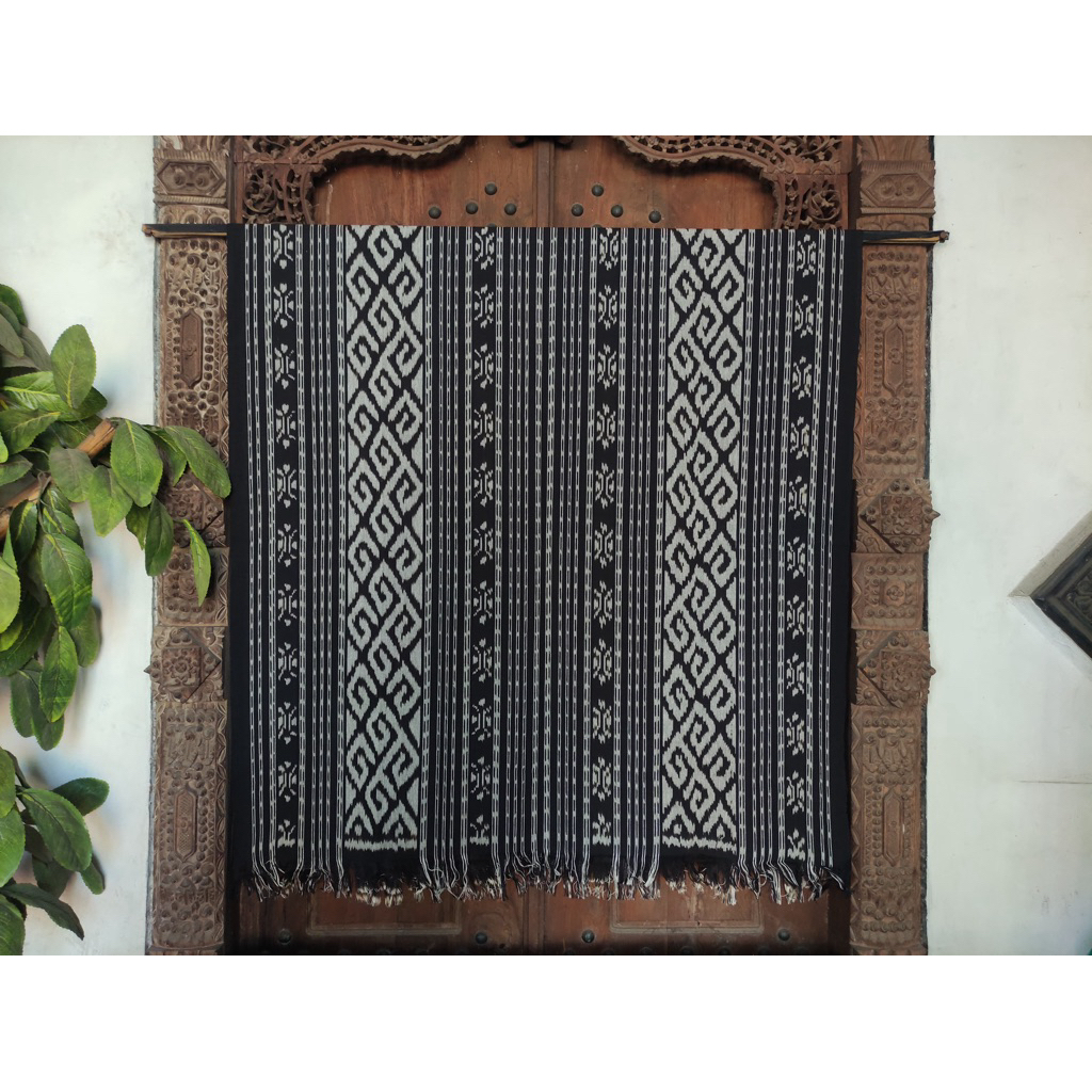 Kain Tenun Hitam Manis