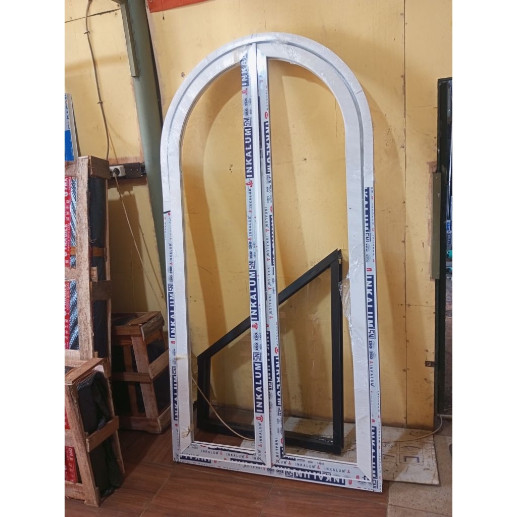 kusen jendela double bukaan swing model lengkung bahan aluminium terbaru