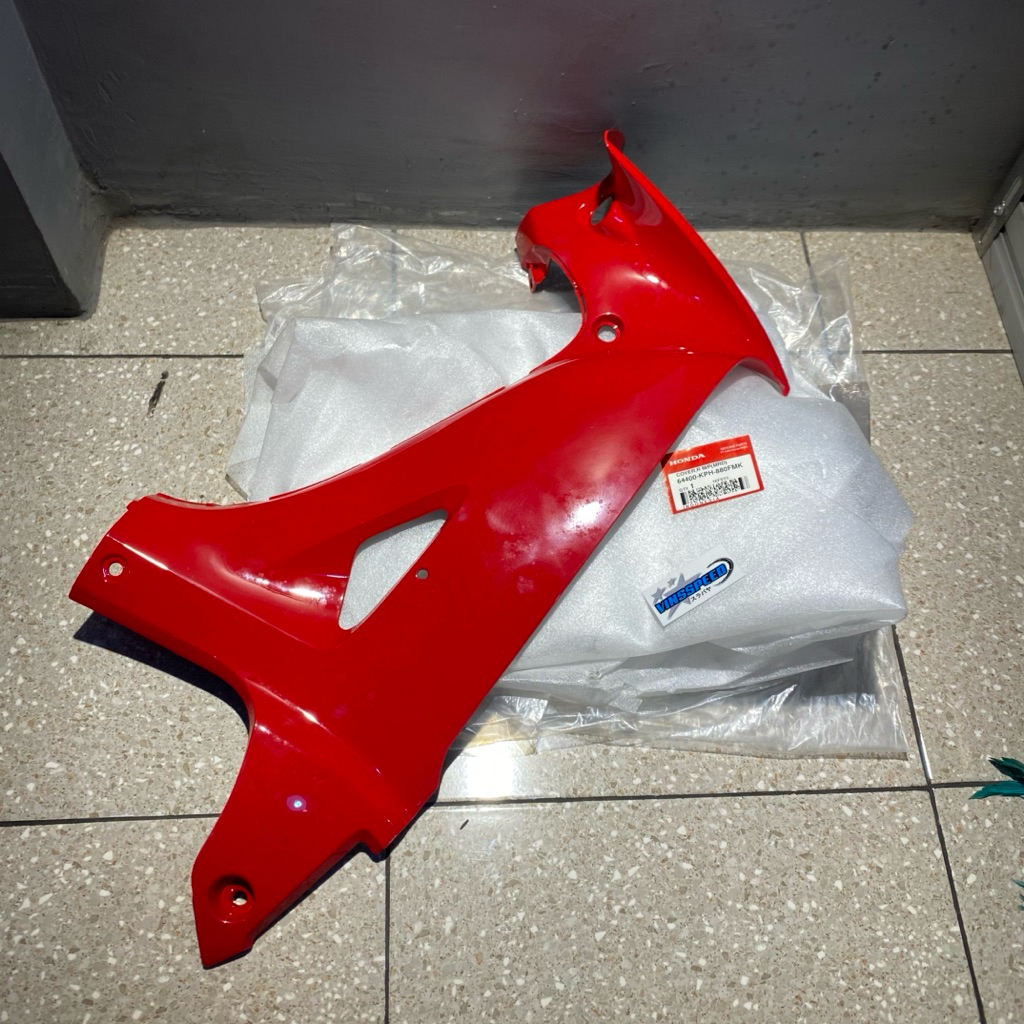 64400 KPH 880FMK COVER SAYAP DALAM LEGSHIELD KONTAK KANAN HONDA KARISMA 125D MERAH ORIGINAL AHM