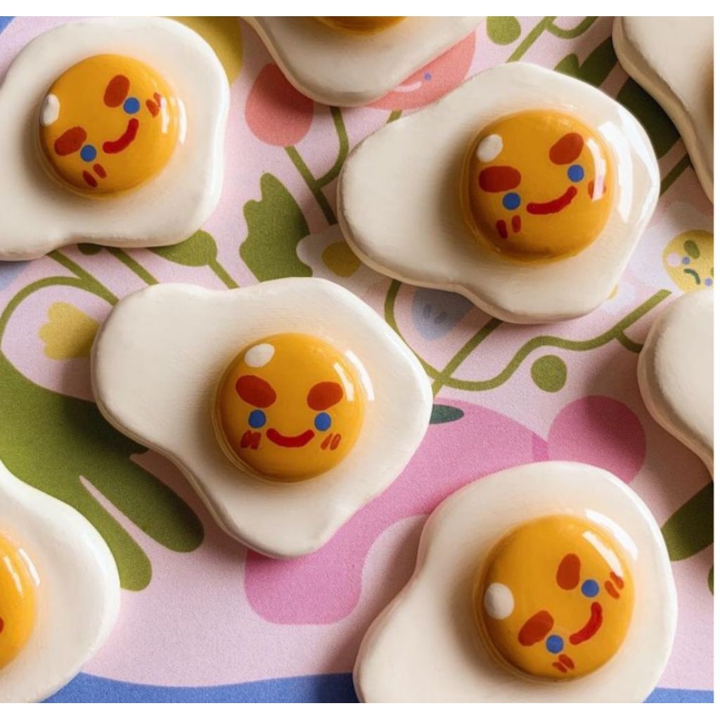 CLAY PIN TELUR MATA SAPI, pin clay, air dry clay, karakter lucu, Handmade