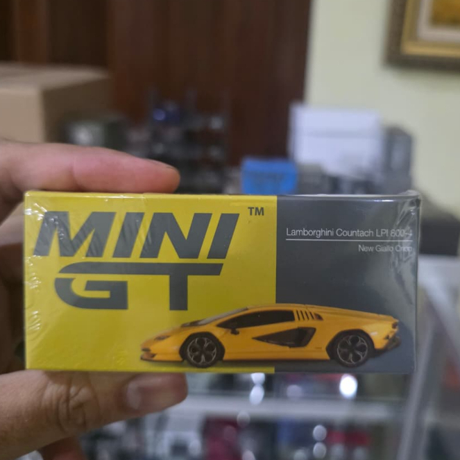 MGT 733 Lamborghini Countach LPI 800-4 New Giallo Orion