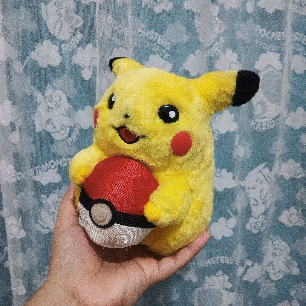 BONEKA POKEMON VINTAGE PIKACHU DENGAN POKEBALL