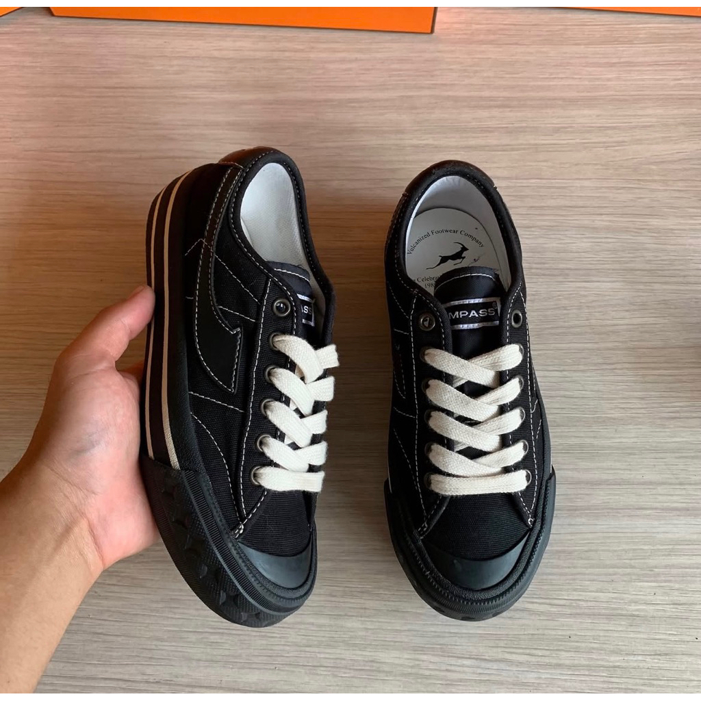 Compass sneakers size 37.5