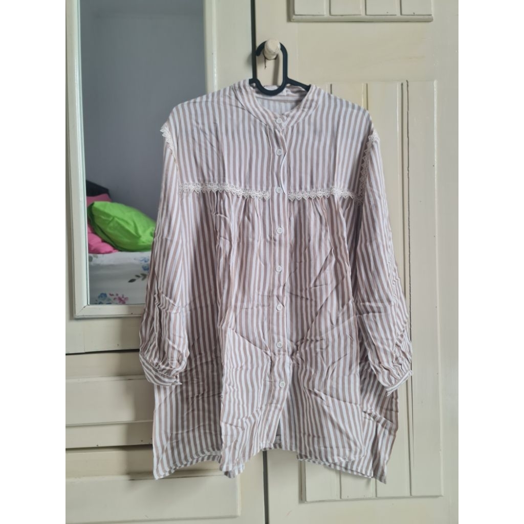 PRELOVED BAJU MAHARA garis2 salur cream