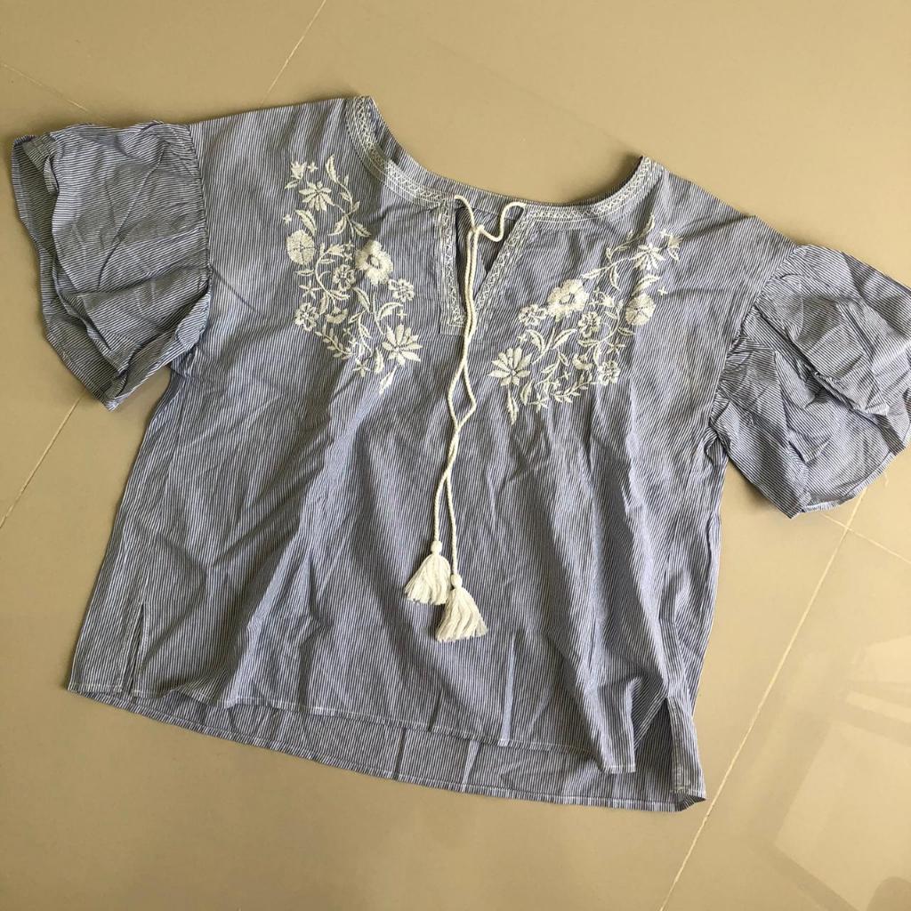 (PRELOVED) Top Blouse Wanita / Baju Atasan Bunga Denim Bordiran Bunga Putih