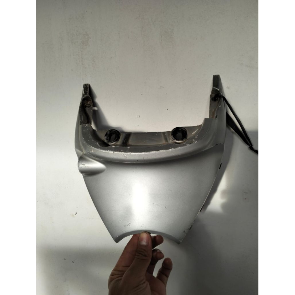 COVER TUTUP LAMPU BELAKANG YAMAHA FINO KARBU ORIGINAL