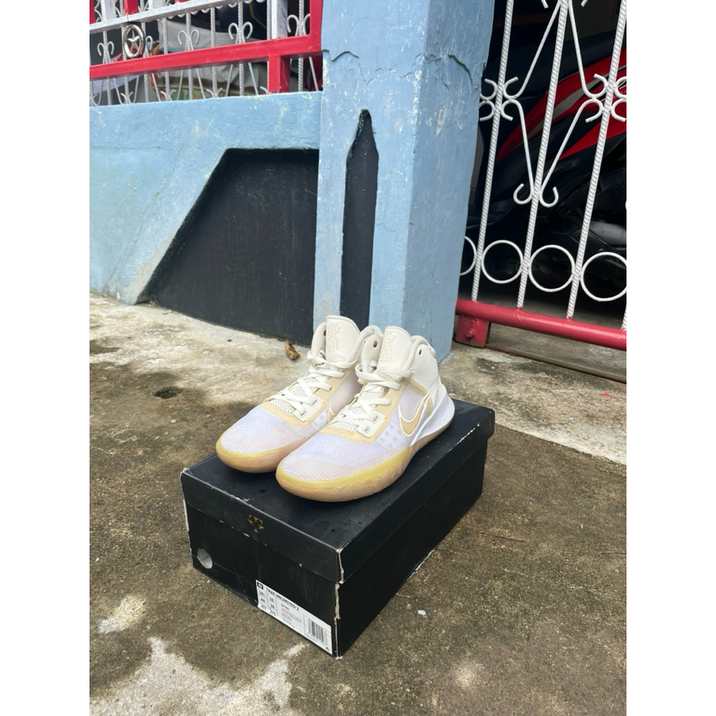 Sepatu basket Kyrie Flytrap 4