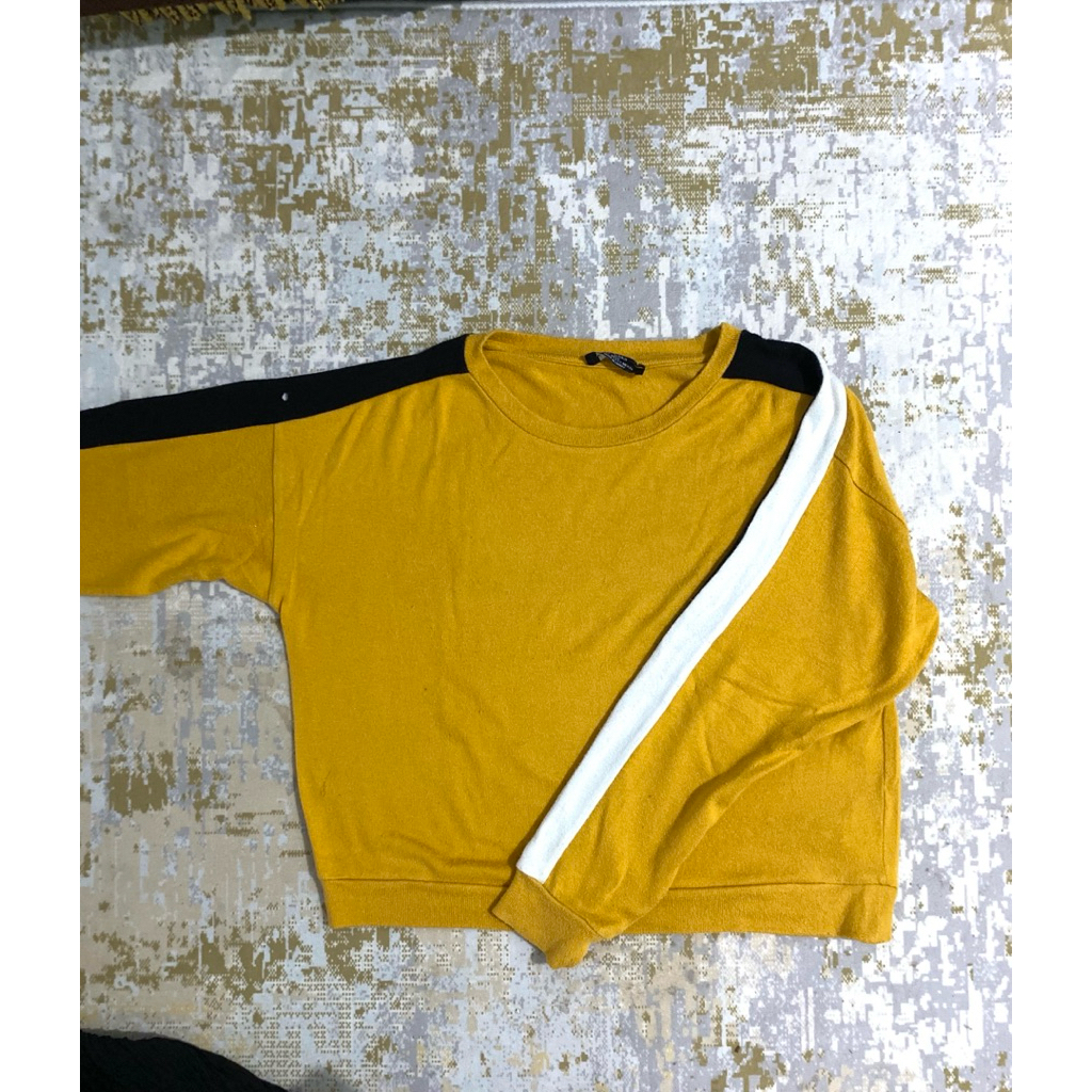 sweatshirt bershka—PRELOVED
