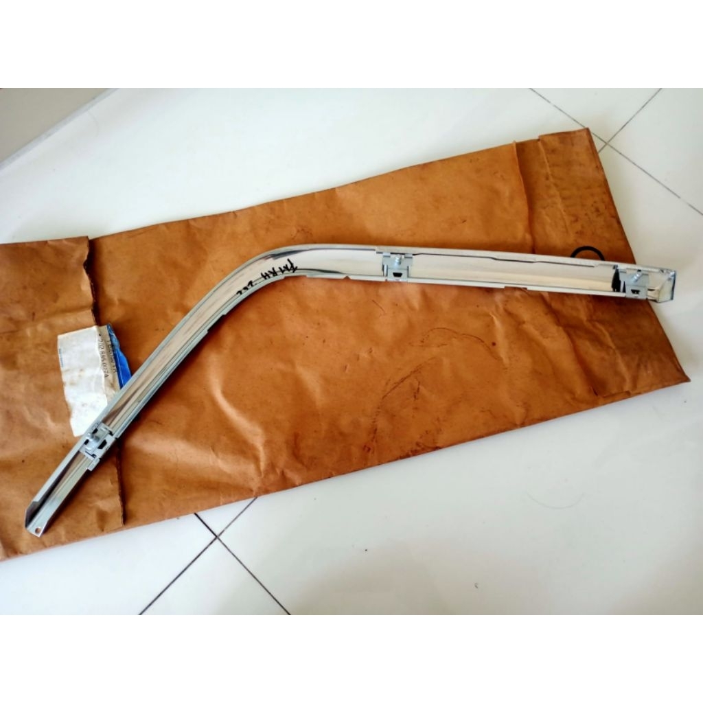 List Chrome Bumper Depan Kanan Mercedes Benz W202
