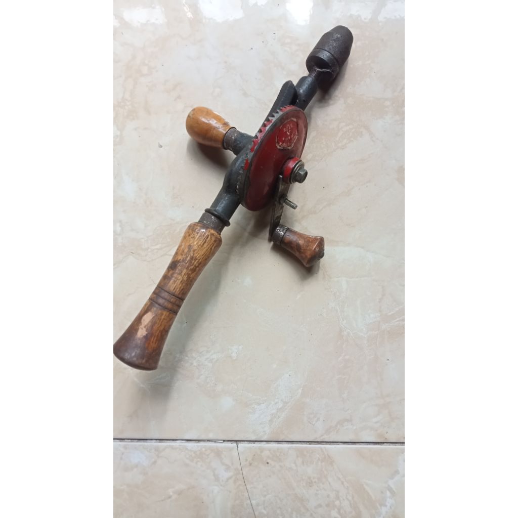 alat bor manual jadul bekas bisa untuk mengebor papan/kayu.