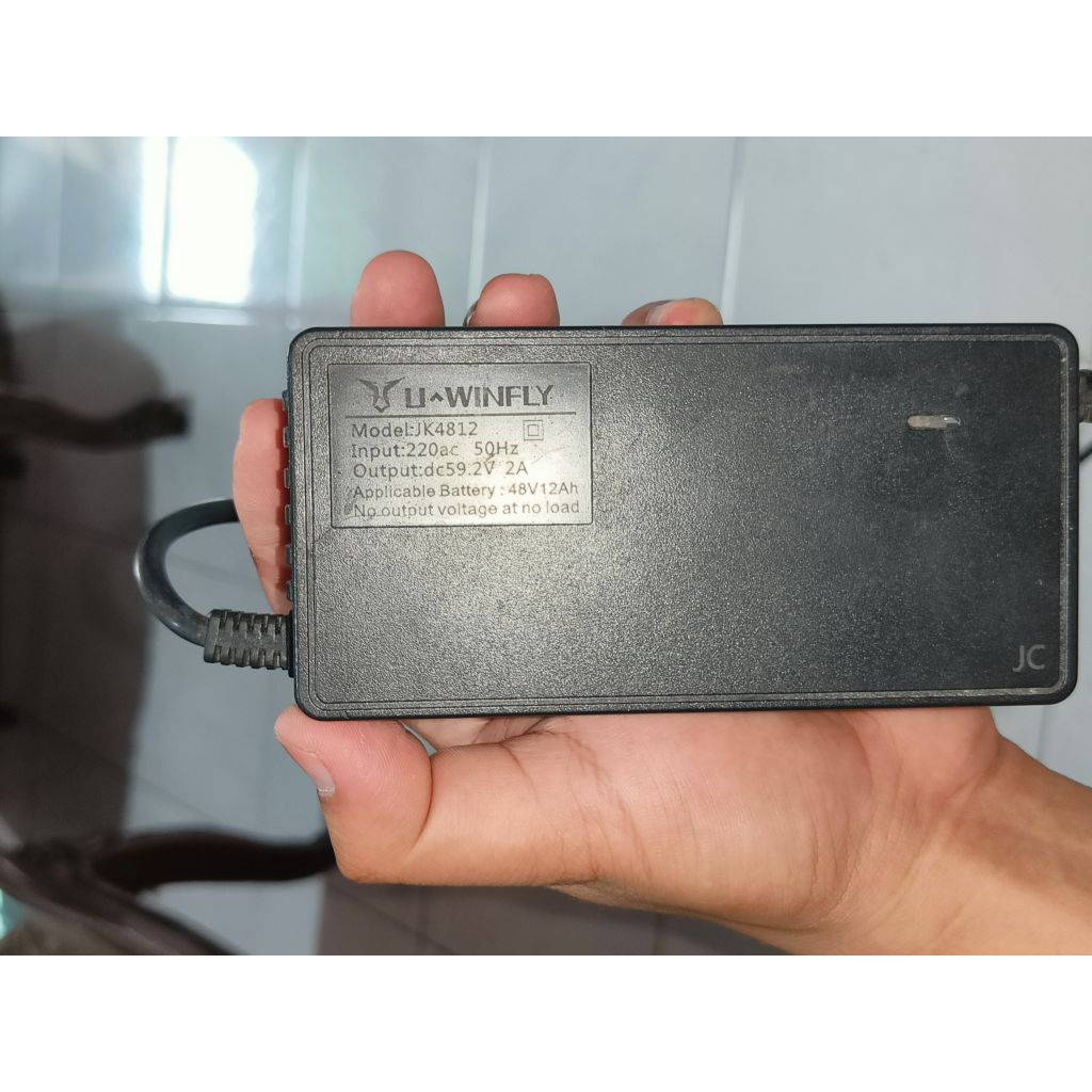 Charger Sepeda Listrik ORIGINAL UWINFLY M70 (bekas copotan) untuk ukuran AKI 48V 12AH