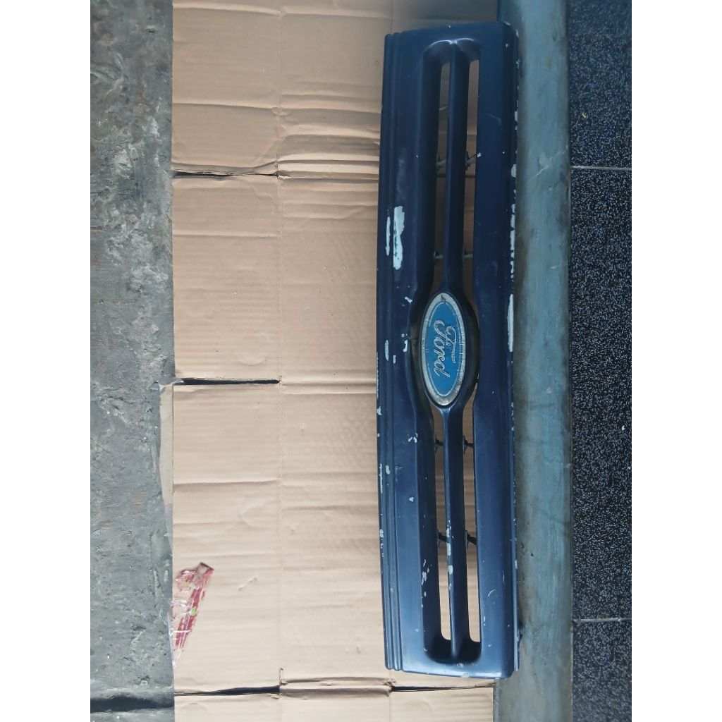 gril depan ford laser