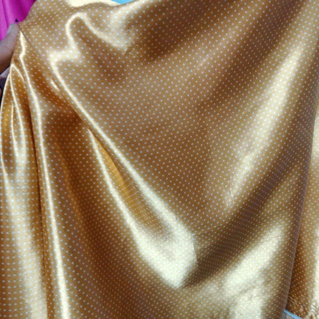 KAIN SATIN SILK PREMIUM Motif Polkadot Kecil | Warna Gold Mustard Emas | Bahan Furing Gamis Dress Me