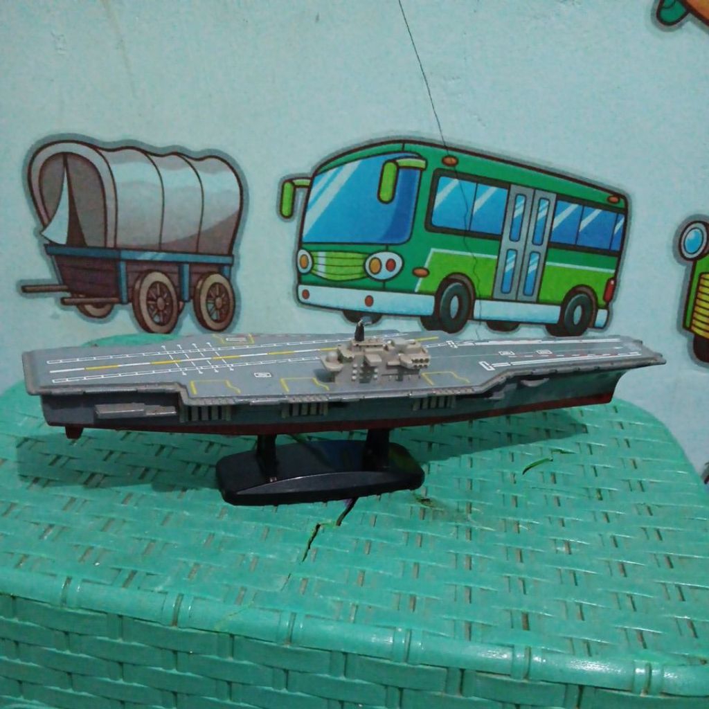 mainan kapal induk diecast
