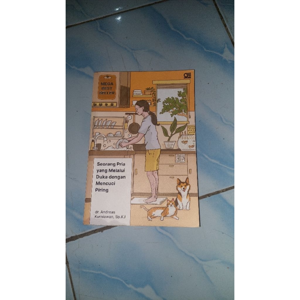 seorang pria yang melalui duka dengan mencuci piring