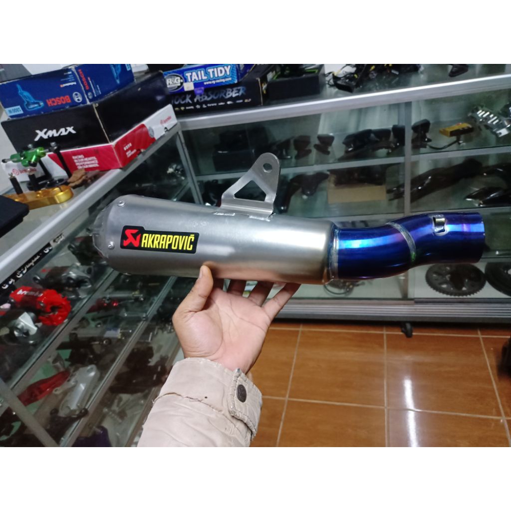 Akrapovic titanium slip on Z900 Universal